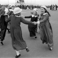 Mayflower May 1970 Schoolchildren dressed as pilgrims dance on Plymouth hoe ©:Trinity Mirror / Mirrorpix / Alamy Stock Photo