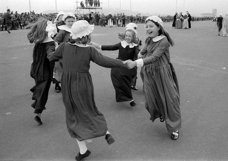 Mayflower May 1970 Schoolchildren dressed as pilgrims dance on Plymouth hoe ©:Trinity Mirror / Mirrorpix / Alamy Stock Photo